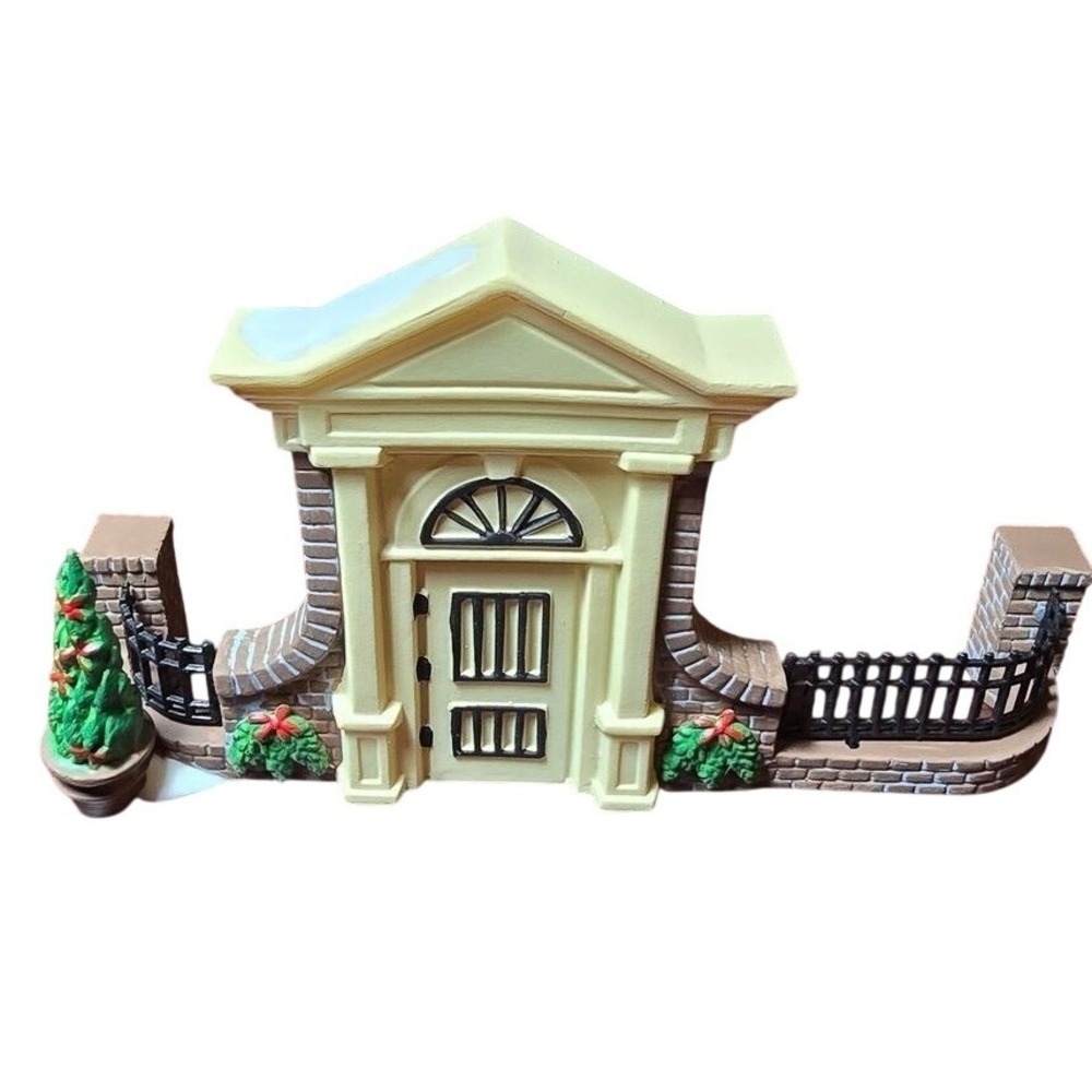 "OLDE WORLD ANTIQUE GATE" Disney Parks Village Series Department 56 MINT!